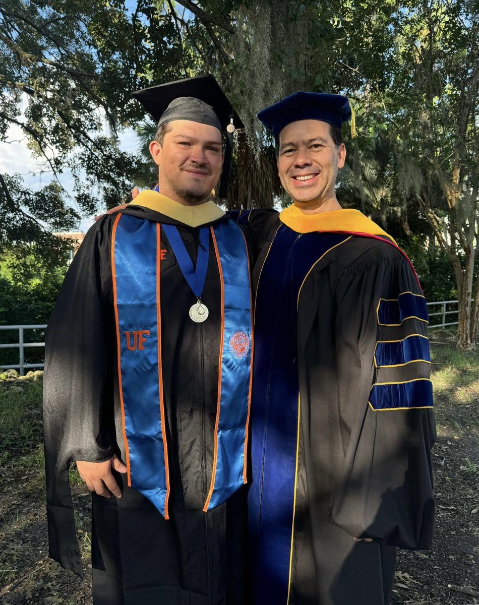 FaciolaLab's tweet photo. I love graduation day and seeing so much hard work and achievements being celebrated! Congratulations @geraldsalasm and @charese_amanda #GoGators #GatorGrad ππ https://t.co/wzepcmQdqJ