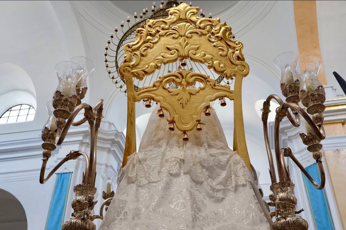 jcbuenoj's tweet photo. Hoy, con la primera procesión-traslado de la Patrona de Alhaurín El Grande, os presento la restauración y dorado completo en oro fino que he realizado estos últimos meses del sillón sobre el que va @VirgenGraciaAlh.
@PatronasMalaga
#CofradíasMLG https://t.co/ajBGdJr1iD