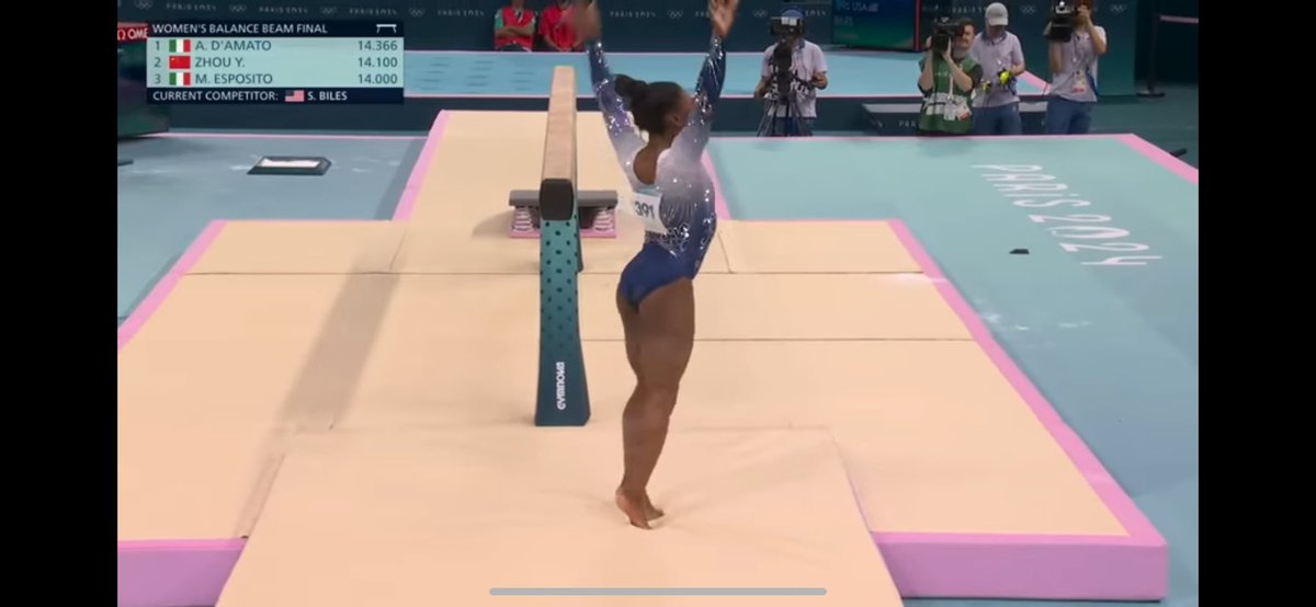 BekahHarbs's tweet photo. I love that people are out here like “the judges had a pro-USA bias” in floor final when less than 2 hours earlier they gave Simone a -.3 deduction for “not saluting”. (Salute below 🙄🙃) https://t.co/Jvs2niZur5