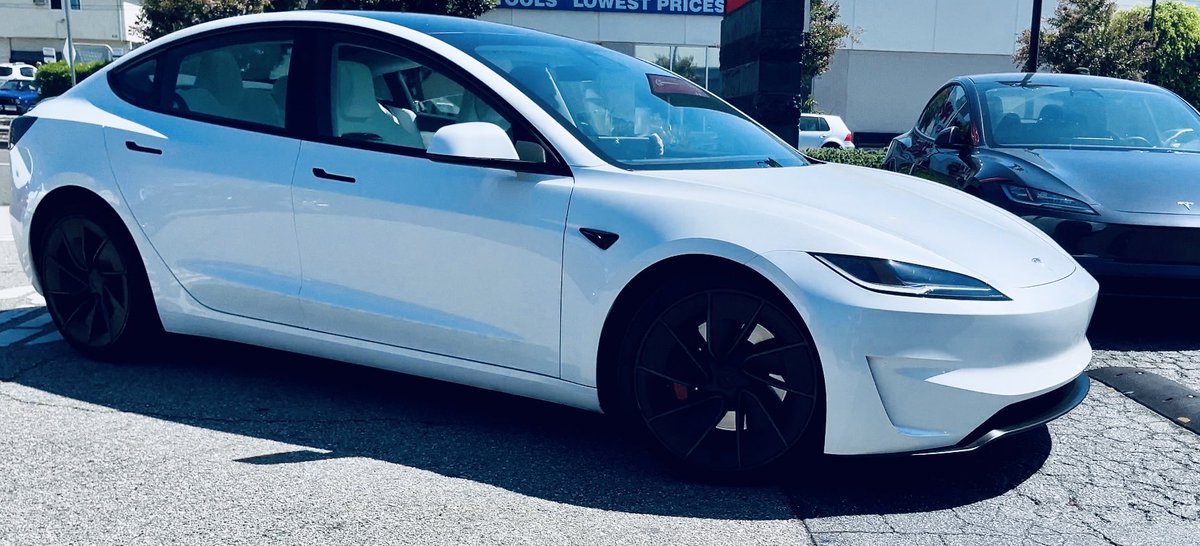 AcceleratingTec's tweet image. Drove the amazing white Tesla Performance Model 3 today in Burbank 🔥 😎🏎️🌬️So fun! STAY TUNED FOR FULL VIDEO! 
#tesla #teslamodel3performance @Tesla #burbank