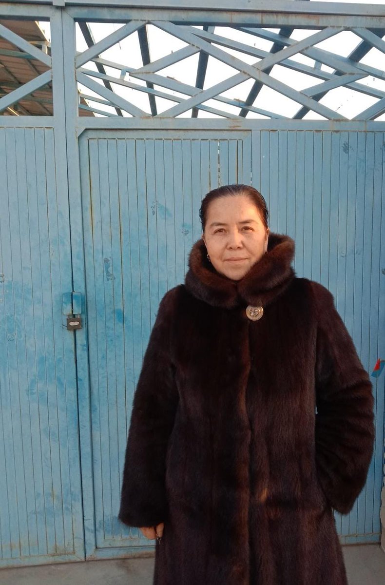 Bugün sekiz senedir kızlarının sesine hasret, kocası (amcam) müebbet hapis cezası almış, Çin’in toplama kampından sağ kurtulmuş, sonrasında yakalandığı kansere yenik düşen canım yengem öbür dünyaya göçtü. Son arzusu üç kızıyla vedalaşmaktı.

İzin verilmedi.

#UygurSoykırımı