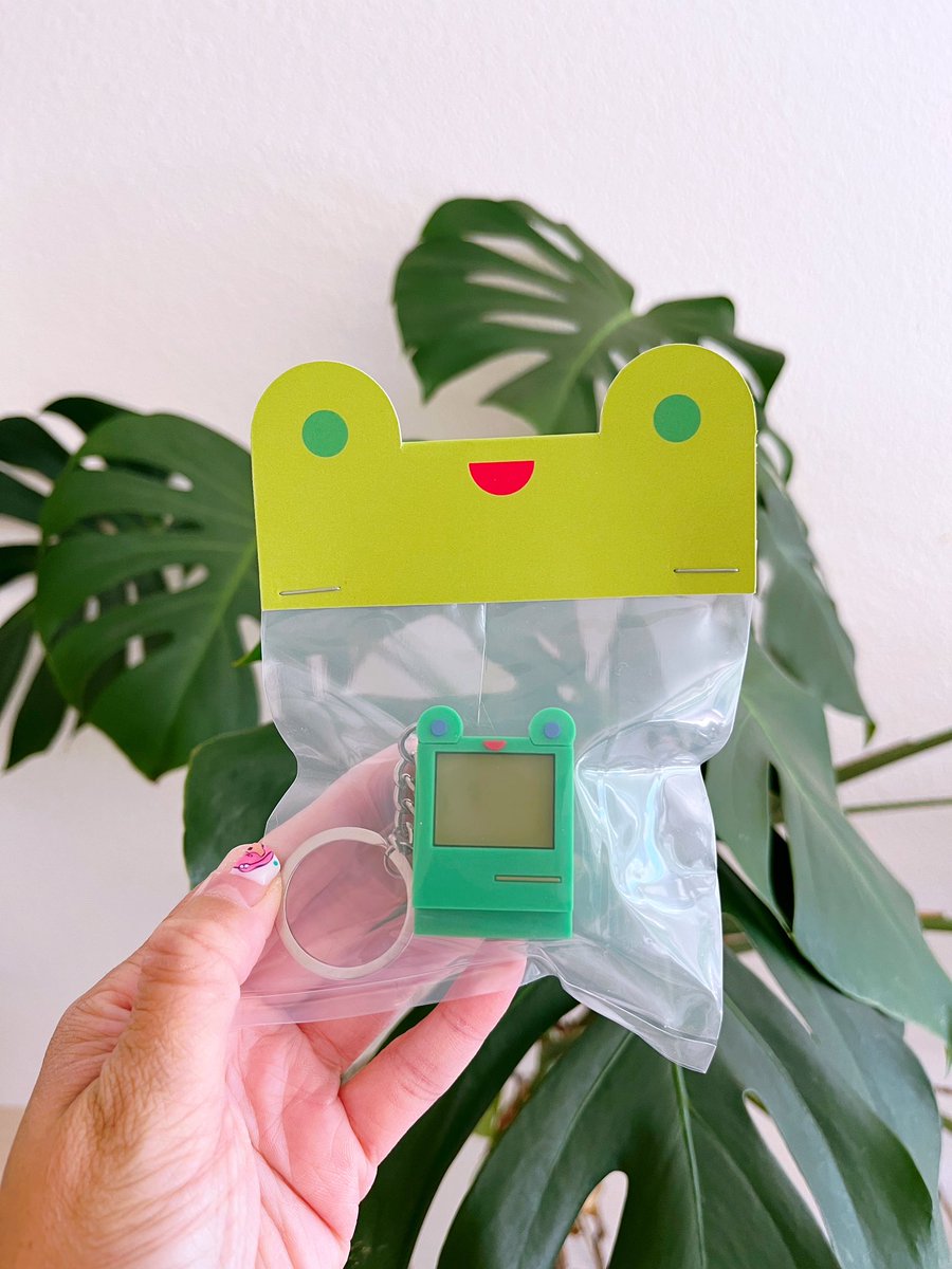 i designed special packaging for my frog computer usb memory keychain! these will be available at my mini frog festival, frogust! (and online later this month)

don’t worry, they don’t bite! (they do byte tho, 4GB, in fact.)

frogust rsvp link here! 

calendly.com/bubblesort/fro…