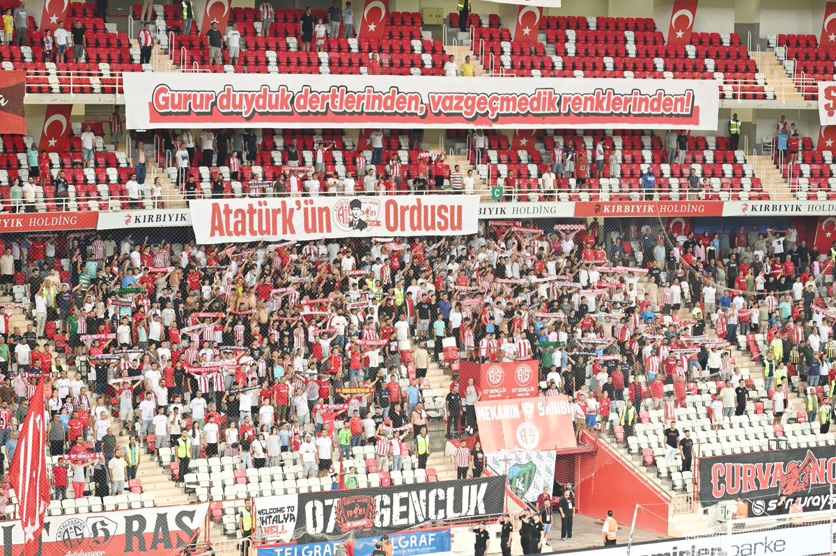 Antalya Büyükşehir Belediyesi Başkan Vekili olarak Antalya Valimiz Sn.Hulusi Şahin ve il protokolümüz ile birlikte sezonun ilk maçında Şehrimizin takımı Antalyaspor'umuzu her zaman olduğu gibi desteklemek üzere taraftarlarımızla birlikte tribündeki yerimizi aldık.