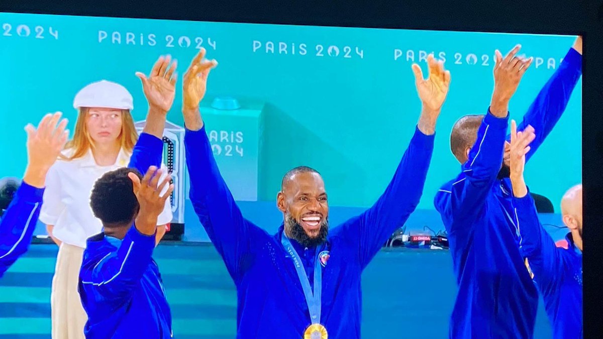 Love the French girl clearly not staying neutral as the Americans get the basketball gold. It’s giving it’s the last day what they going to do sack me vibes 🤣 #bombasticsideeye #dreamteam #LeBronJames