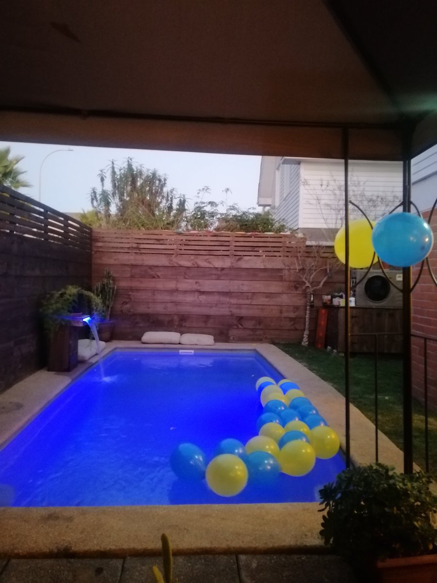 Sergio_Digital's tweet photo. Hoy se celebra mi cumple, mi señora compró globos y cooooomo me conoce, compró de los colores más lindos del Multiverso.
#Everton
#AzulyAmarillo https://t.co/ppqXP1fMED