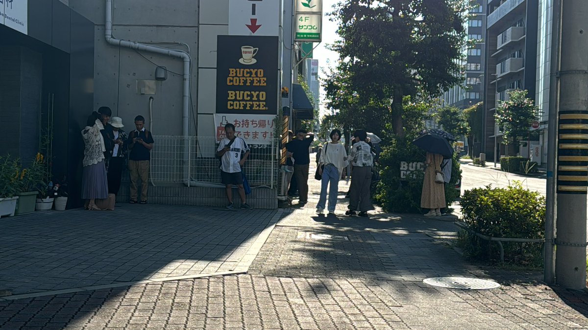 equojp's tweet photo. モーニングするのにこんなに並ぶとは… https://t.co/Vx1ZkMNRyG