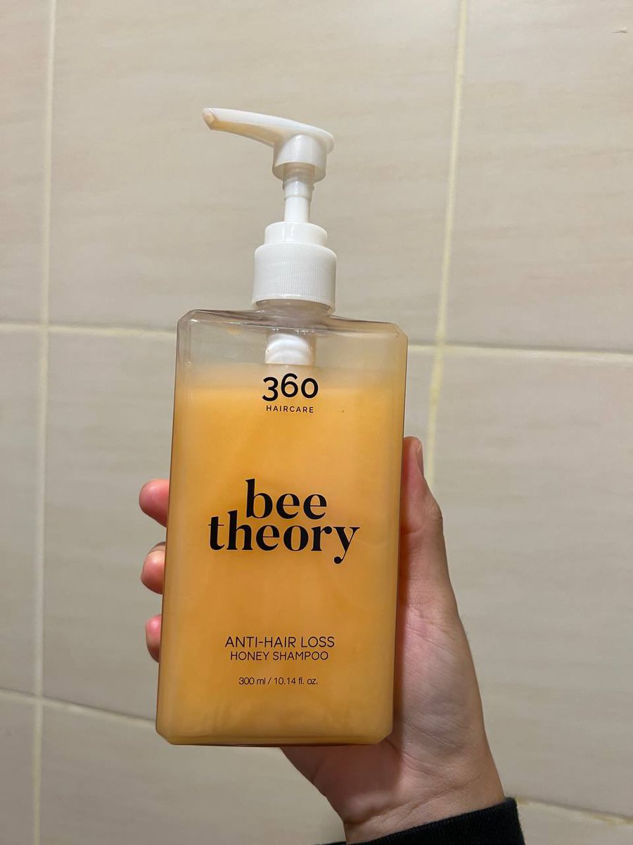 aalittlestore's tweet photo. 2) Apply the shampoo, please cari shampoo yang sesuai for your scalp tau. I pakai shampoo ni, which is good for hair loss and no paraben. Banyak lagi benefits dia 🥰

https://t.co/Sdtpn12yMJ https://t.co/BKuH1ggDfG