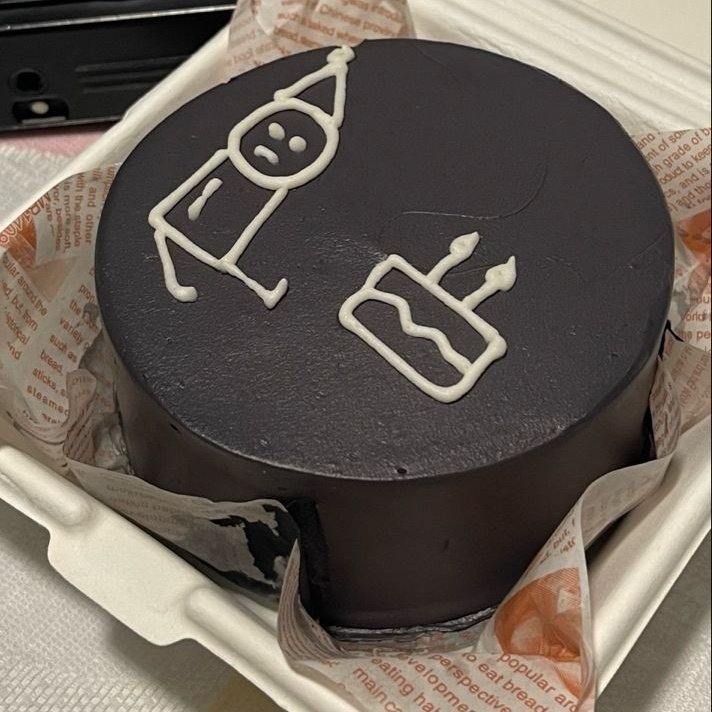 jsj_rushi's tweet photo. @ 𝗶𝘀𝗮𝗱𝗼𝗿𝗮𝗯𝗹𝗲 update on #jsjpic
Encomendei um bento cake e pedi um kit decoração para dar o meu melhor como confeiteiro e me redimir. "Ah, mas eu nem ia fazer nad–" POIS COMEMORAMOS SIM. Meu bebê emo e seu bolinho. https://t.co/cy500YhrOP