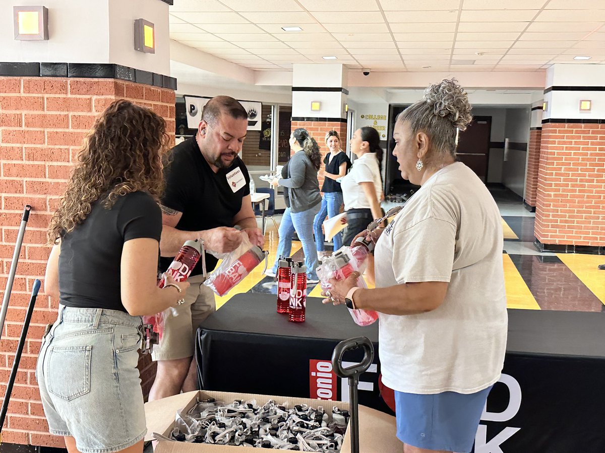 PatriciaG2020's tweet photo. Amazing day spent volunteering at the Back-to-School event hosted by @COSA_CD1.  Special thank you to our wonderful AT&amp;T volunteers. #HROrganization #LifeAtATT @SA7CLG  @HROperations21 @LifeAtATT #ATTAmbassador https://t.co/frfO0rMAwK