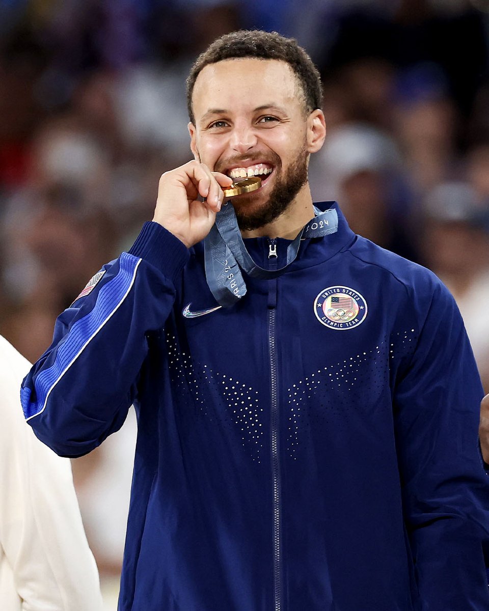 warriors's tweet photo. Bringing home some well deserved hardware ✨ https://t.co/rqArq2kg3K