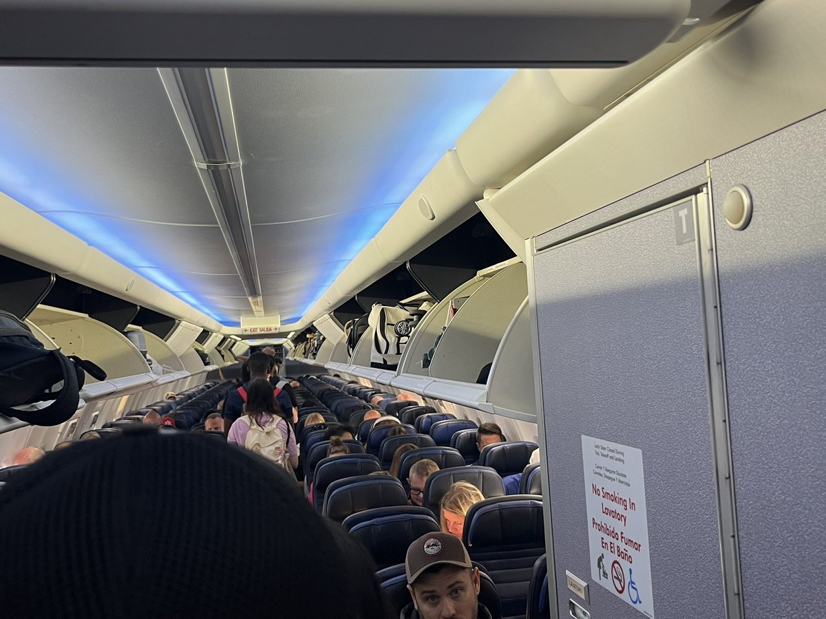 MeganWashing10's tweet photo. @united is a joke. “YoU CaNt bRiNg uR bAG oN bC biNs aRe fUlL.”

Thanks for letting me pay for upgrades while your staff is rude,unapproachable,  and not letting me carry my bag on when lots of other people who have gotten on after me have bags. This look full to you?! https://t.co/W2AklTPrki