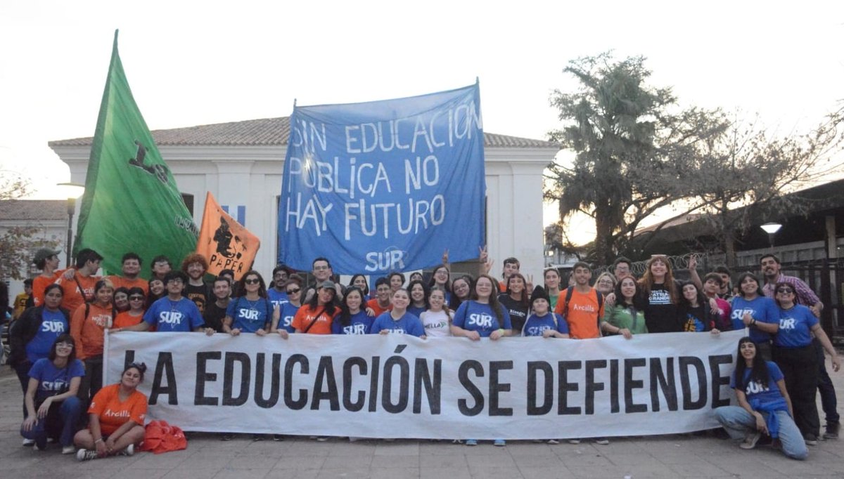 Hoy se realizó el Congreso de renovación de autoridades de la Federación Universitaria de Córdoba. Resultados
-Frente Deodoro Roca: 183 votos: presidencia
⚡La Fuerza Estudiantil: 97 votos. Secretaría Gral.
-Compromiso por la UNC: 36 votos
-Agrupación Liberal Alberdi: 4 votos 
🧵