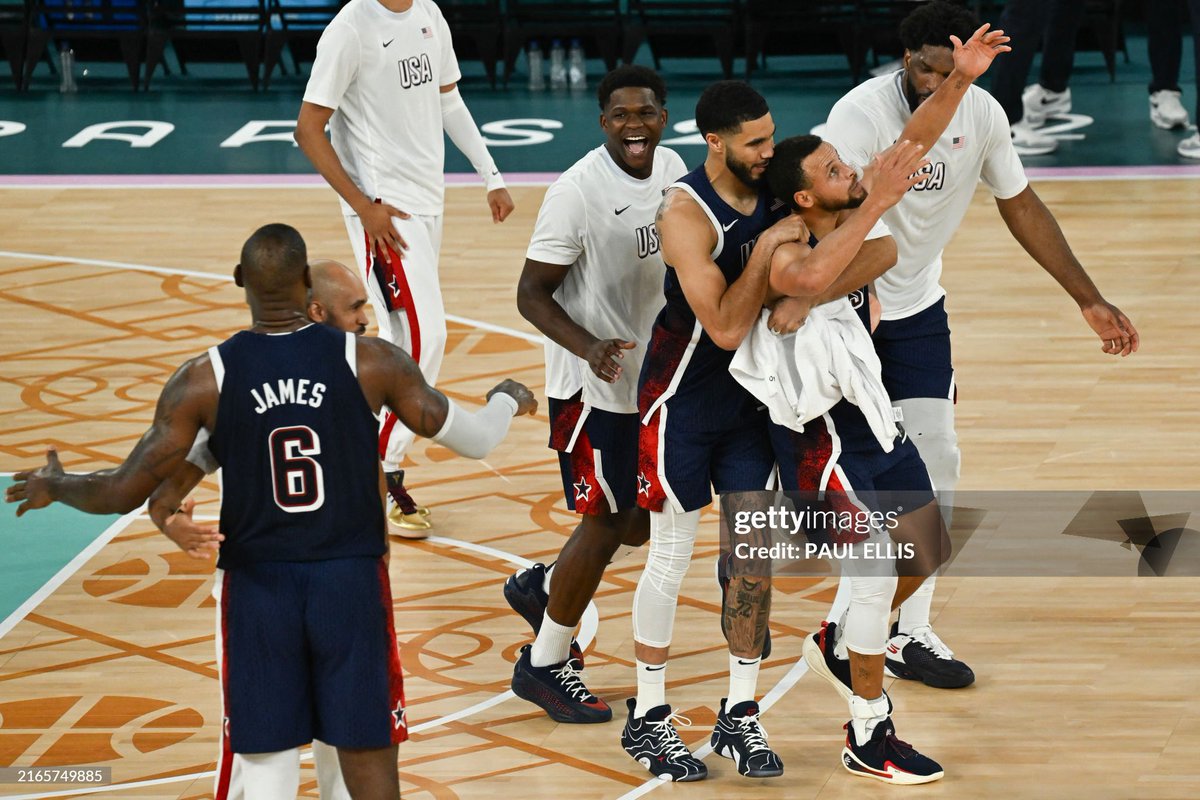 doubledworth's tweet photo. Man every photographer at that game was EATING https://t.co/Ssv8tNQo9n