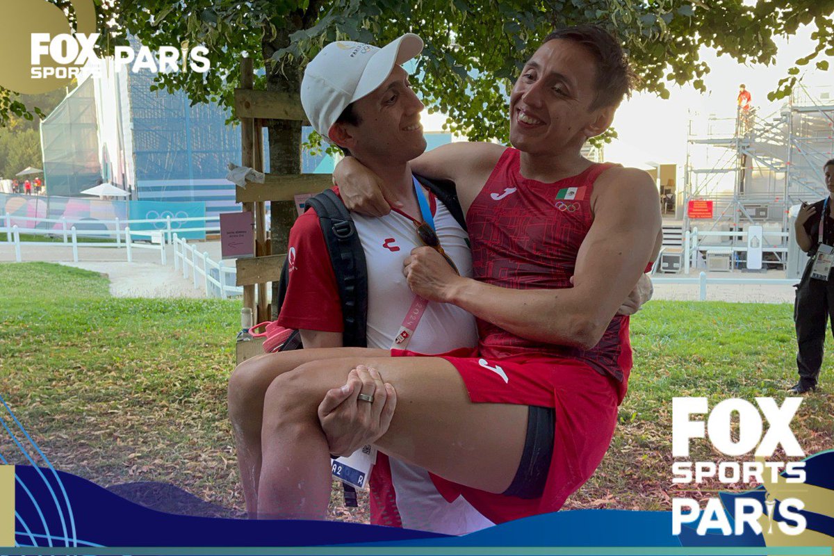 FOXSportsMX's tweet photo. 🥹❤ LA FAMILIA SIEMPRE ES PRIMERO

Emiliano Hernández 🇲🇽 tuvo una gran competencia en pentatlón moderno, donde terminó en cuarto lugar... ¿y cómo lo celebró? pues con su hermano Ismael, que llegó y lo sorprendió 🫶

¡Eso no es todo! El mexicano logró récord mundial en láser-run 🔥

📸 @RodTovar

#ParísxFSMX #Paris2024
