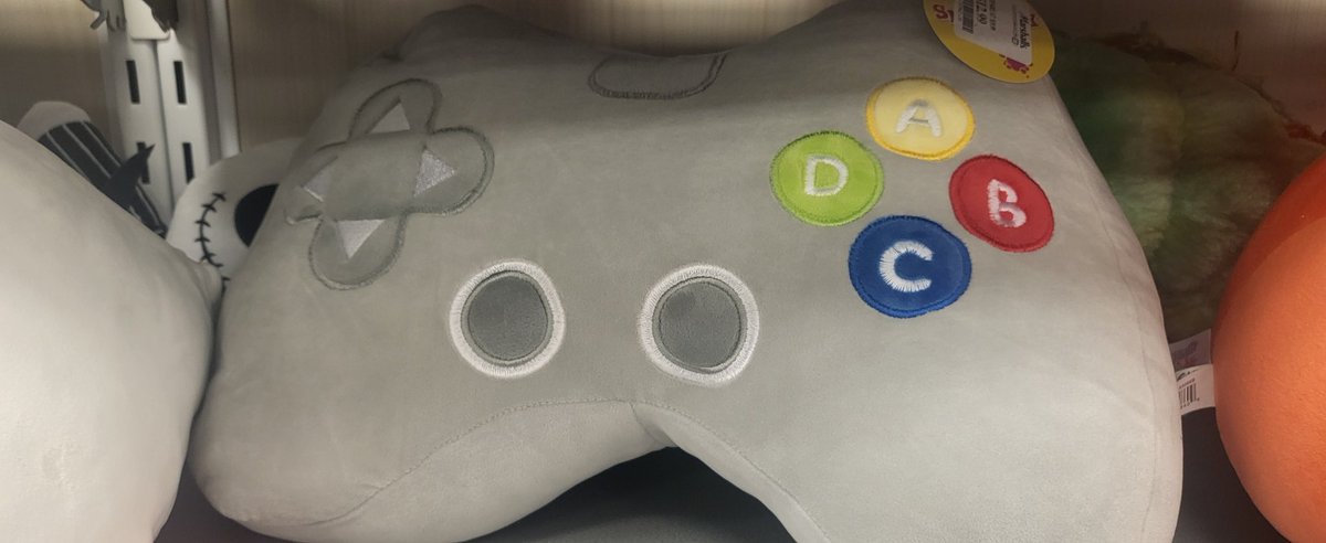 Damnedreality's tweet photo. I agree with @nickwiger, we need to standardize button layout! https://t.co/QwVzBDEsRw