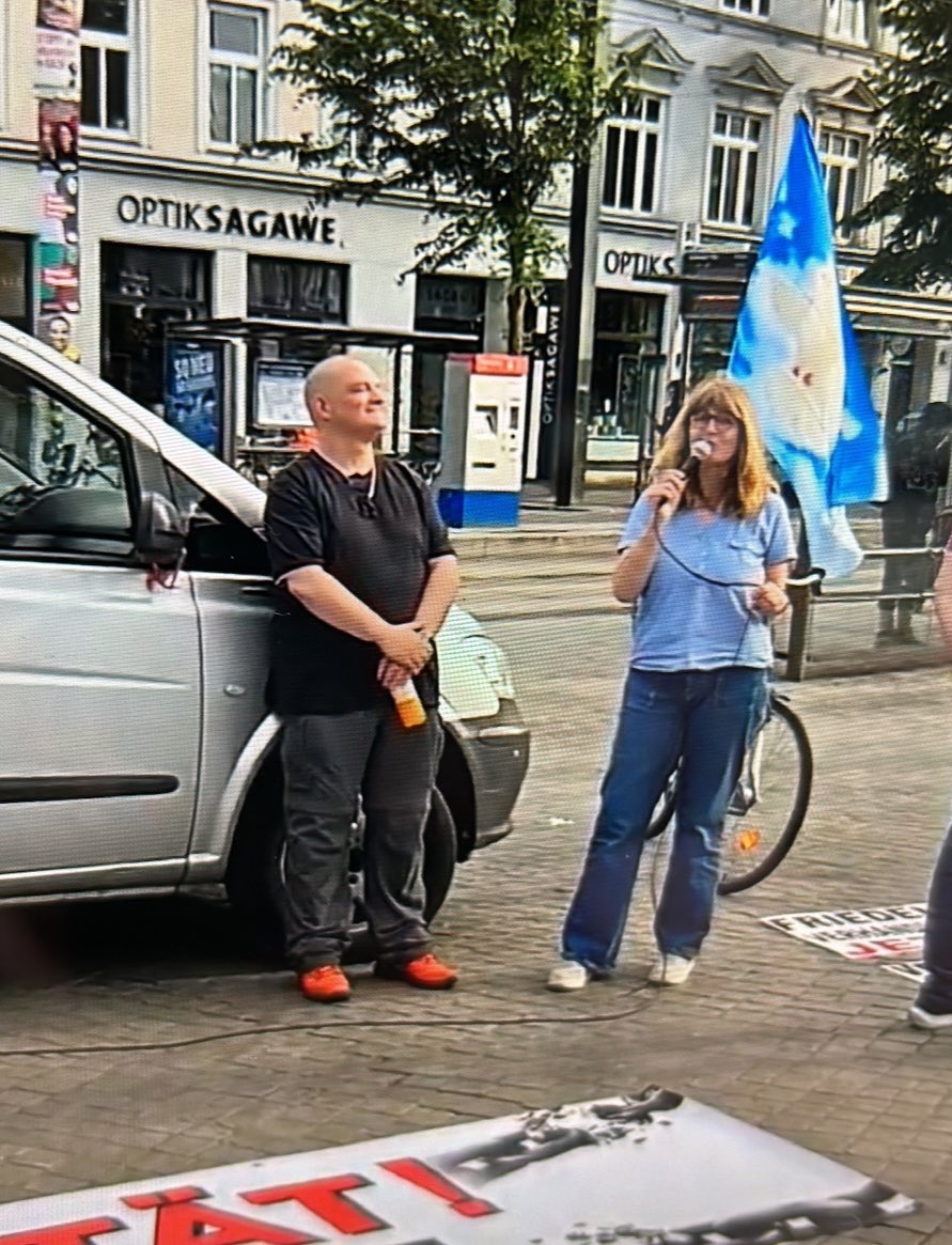DerNorb's tweet photo. @evidenz_mwd #Reichsbürger Sven durfte auch schon in #Rostock bei der selbsternannten „Friedensbewegung“ von Jens #Kaufmann und Anja #Lues Schwachsinn faseln…
Widerlich!
🤮 https://t.co/bbqRz7kS7q