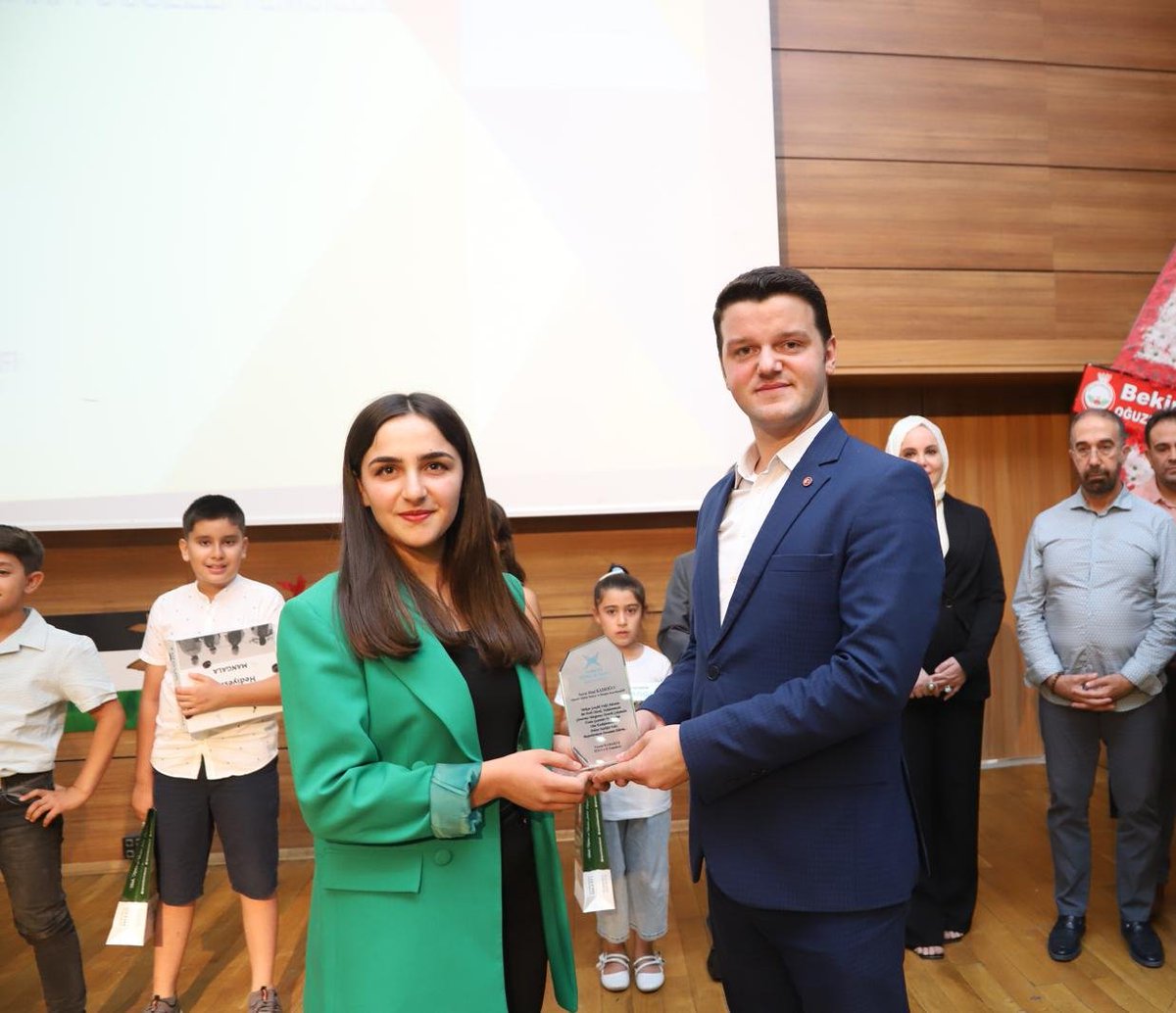 Hilal_Kdo's tweet photo. Bu Başarı Ekibimizin 👍

3 Yıl Boyunca @oguzelitugva da ki çalışmalarımdan dolayı plaket takdim edildi.
Plaket takdimi için Kaymakamımız @cesuribrahim37 teşekkür ederim.

Daima bizlere desteklerinden dolayı @ferhatcapan27 başkanımıza bundan sonraki çalışmalarda başarılar dilerim https://t.co/osLs9RsDsT