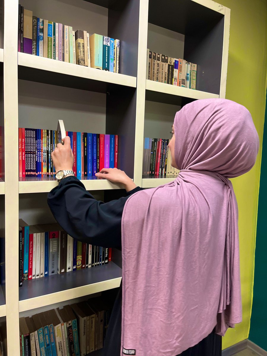 Allahım bana kitap dolu bir evle çiçek dolu bir bahçe ver…