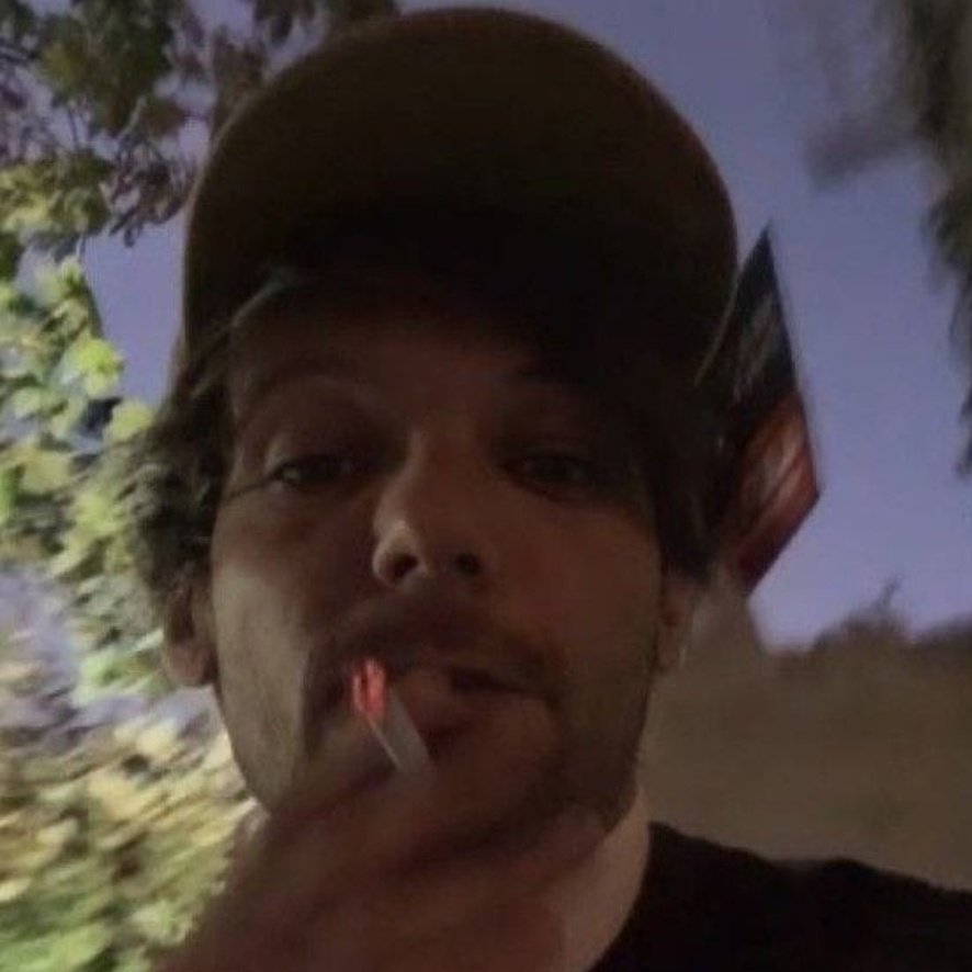 Tpwkthefuture's tweet photo. " – A Dama e o Vagabundo"

Harry Styles, um jovem rico e mimado, foge de casa para um baile no Alemão com seu amigo Niall. Ele só não esperava esbarrar com Louis Tomlinson, o dono do complexo. https://t.co/4d0y5uUnJl