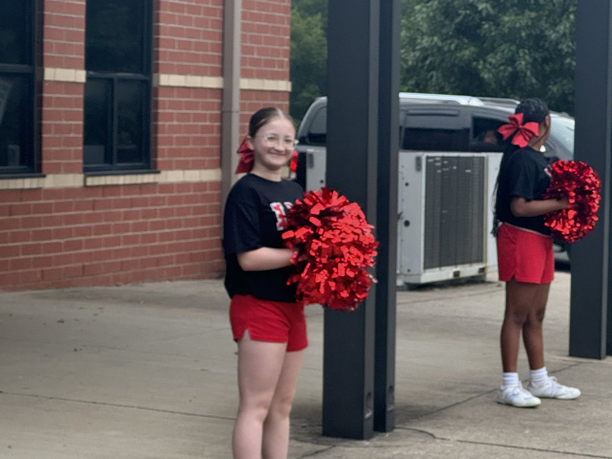 LLE_Little_Hawk's tweet photo. Thanks LaVergne Middle Cheer Squad for welcoming our Little Hawks to school on our first day! @LMSHawks @rucoschools https://t.co/2mL0HMa7Ed