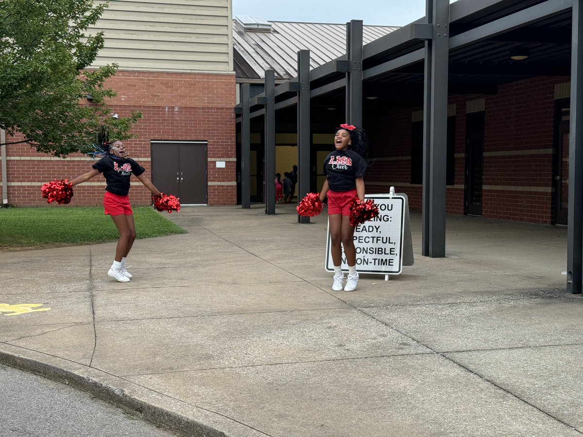 LLE_Little_Hawk's tweet photo. Thanks LaVergne Middle Cheer Squad for welcoming our Little Hawks to school on our first day! @LMSHawks @rucoschools https://t.co/2mL0HMa7Ed