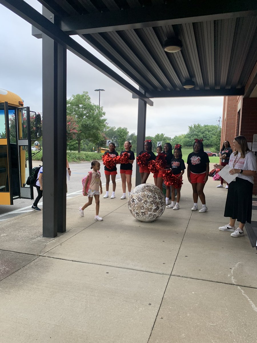 LLE_Little_Hawk's tweet photo. Thanks LaVergne Middle Cheer Squad for welcoming our Little Hawks to school on our first day! @LMSHawks @rucoschools https://t.co/2mL0HMa7Ed