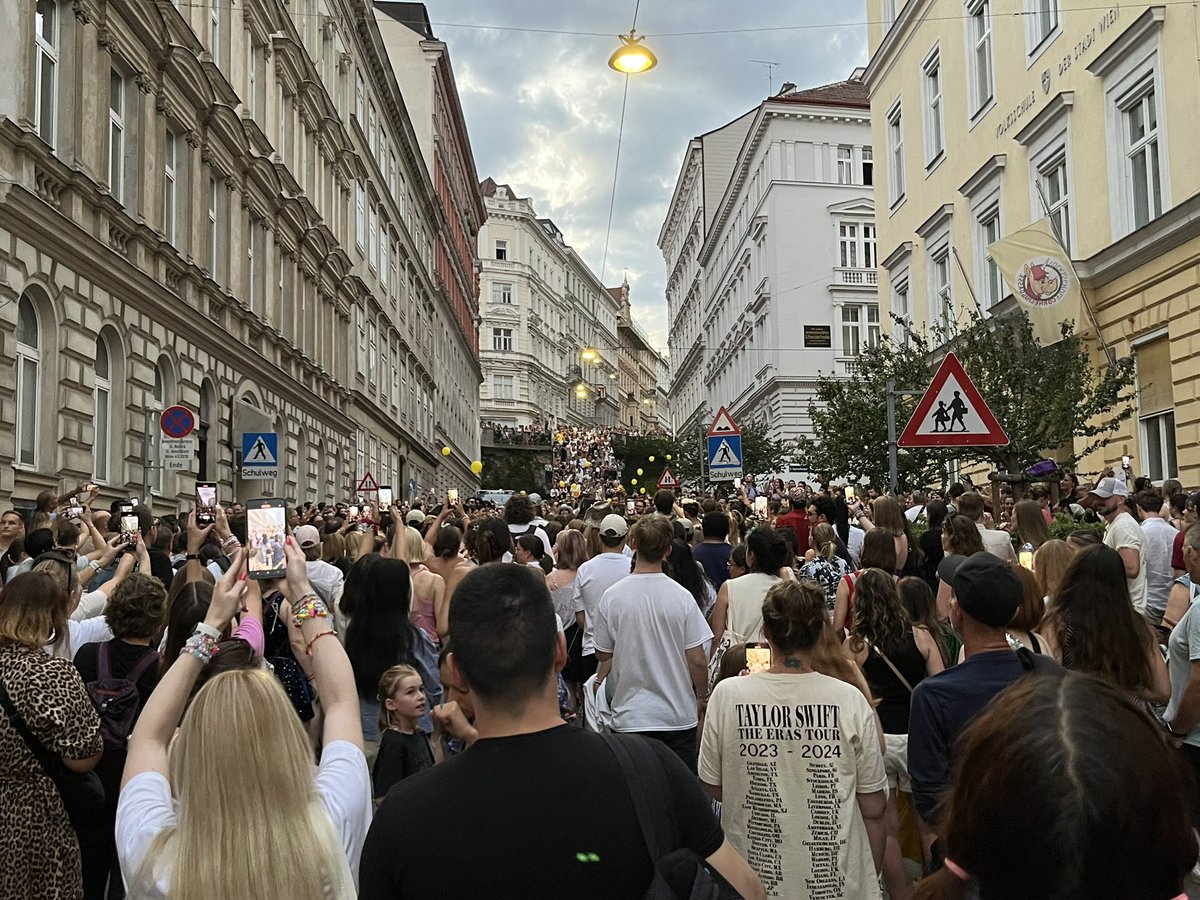 LandauDaniel's tweet photo. Okay, da ich heute ohnehin in die #Kisss gehen wollte, also sehr nahe der Corneliusgasse war, „musste“ ich zuvor einfach dort vorbeischauen.
Leute, das ist großartig, selten sah ich in Wien etwas dermaßen Liebenswerteres als diese friedlichen und fröhlichen (vorwiegend) jungen Menschen, die sich dort einfach nur miteinander freuen.
Wie man so etwas „ablehnen“ könnte(?), oder sich auch nur darüber lustig machen kann, das verstehe ich nicht. Will ich auch nicht verstehen.
Liebe ihr #Swifties, ihr macht das gerade nur grandios, finde ich ❤️
#TSTheErasTourVienna #TaylorSwift #vienna #ViennaTSTheErasTour #erastourvienna #erastour