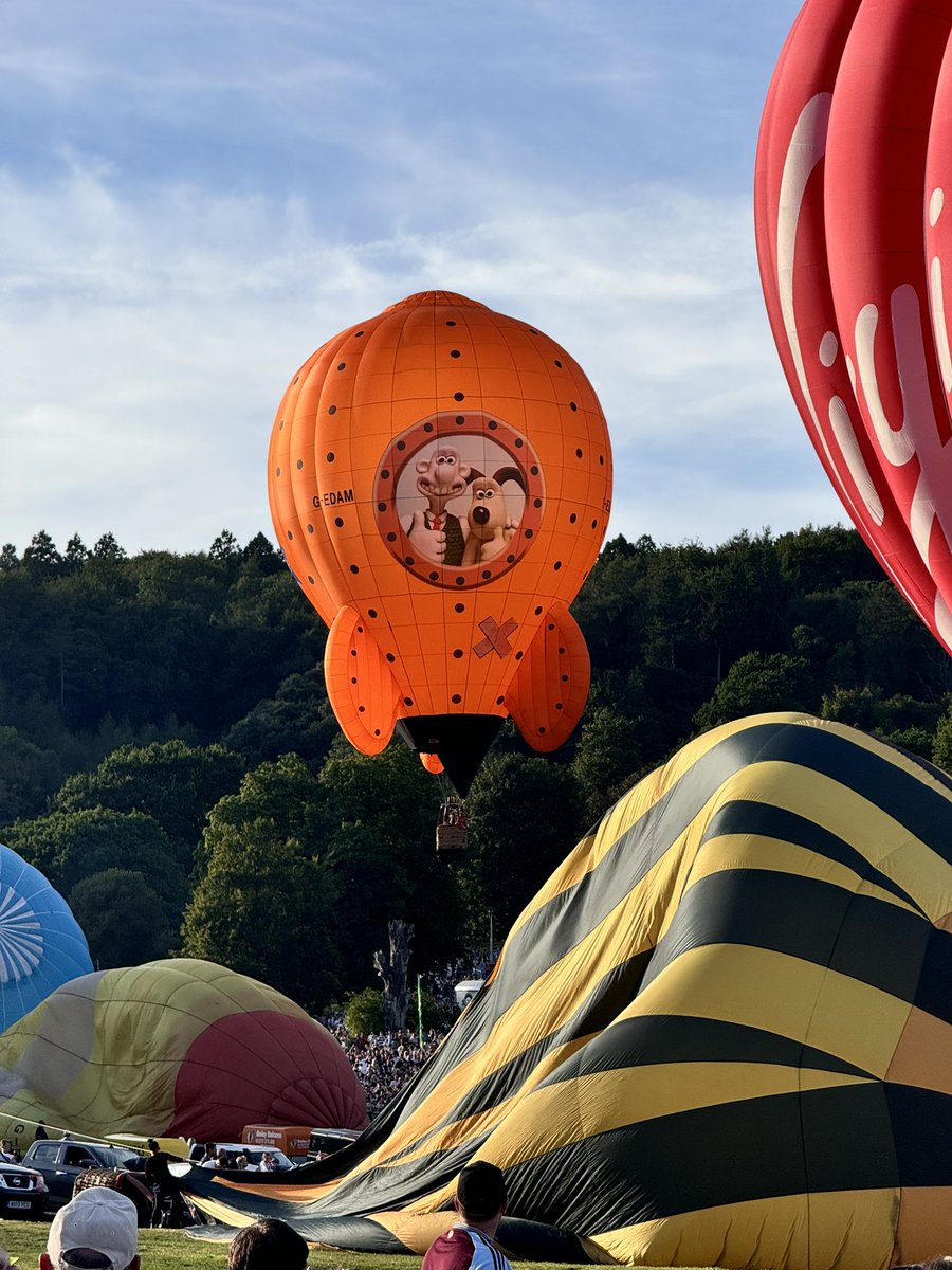 kp7899's tweet photo. So many balloons😊 #BristolBalloonFiesta #BIBF2024 https://t.co/4zMN5wKwvO