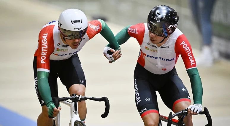 Pedro_Duarte's tweet photo. Somos Ouro! Parabéns ao @roliveira57 e @ileitaoooo  pela espetacular vitória! Este feito histórico enche-nos de orgulho e eleva o #ciclismo e o desporto nacional. Que alegria, campeões! 🥇🚴‍♂️🇵🇹 https://t.co/VszxYOhEvk