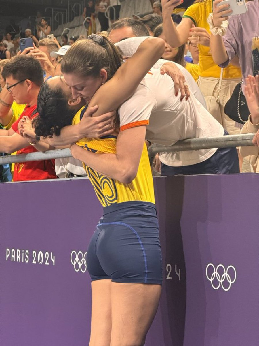 wondrIznd's tweet photo. "where's the trophy? she just comes running over to me" https://t.co/wJmqIZBPfY