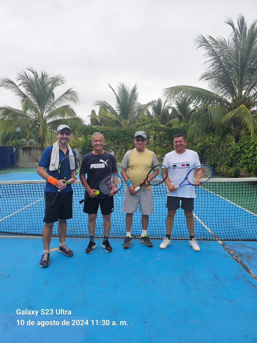 juryburbano's tweet image. #SuperMaster dobles en Tennis con los amigos de Quito en #LasVelas Cañaveral en  la mitad del 🌎 partidazo