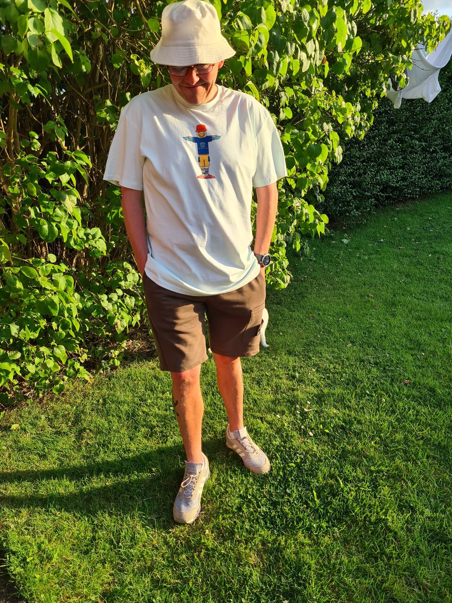 /// Blue /// tweet media