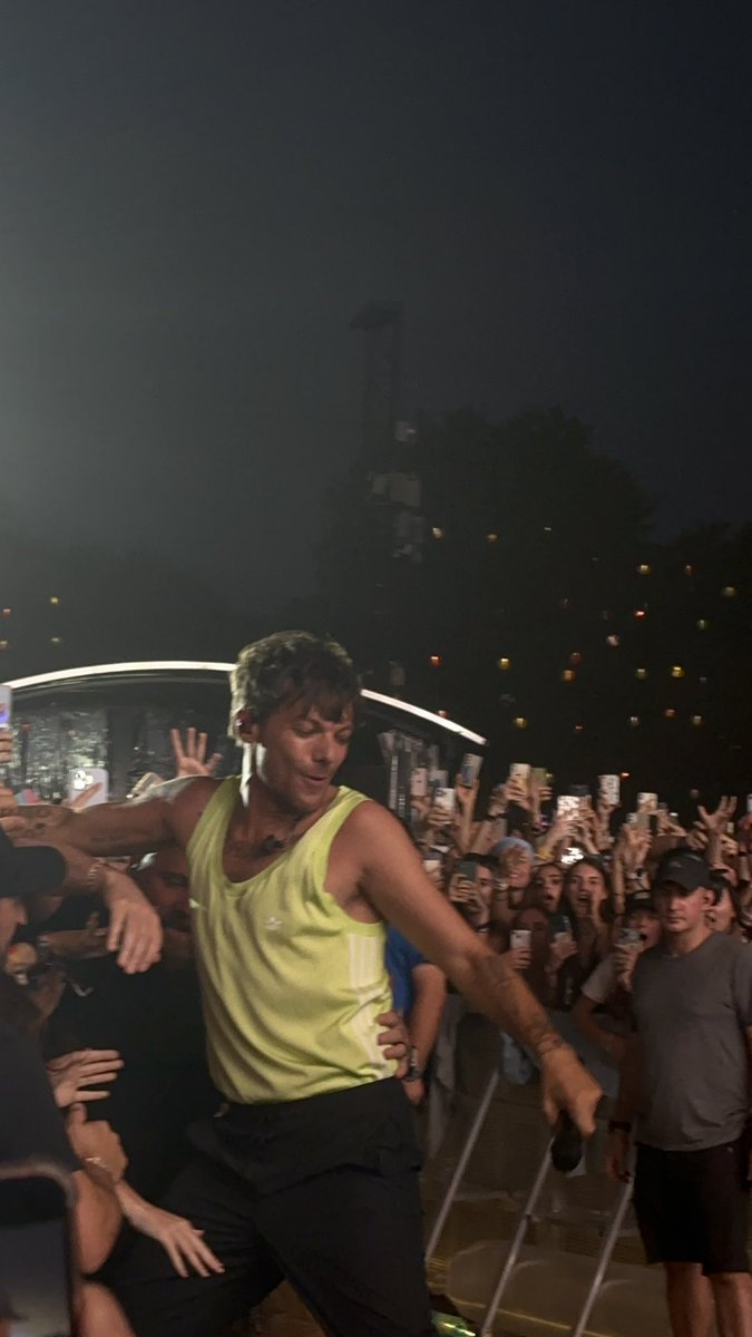 Louis being the happiest at barricade.
#SZIGET2024
10.8.24

📸: Iwtbffs