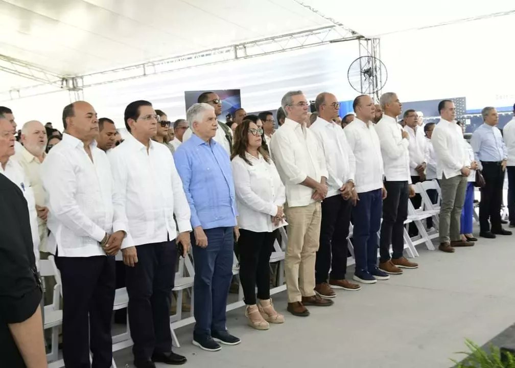 Santiago Sigue Cambiando 👏👏

Para continuar con la mejora del servicio de agua potable, el presidente, Luis Abinader, junto al director general de CORAASAN, Andrés Burgos, dejaron inaugurados una dotación de las líneas de agua potable y saneamiento.

#SeguimosCambiando🇩🇴
