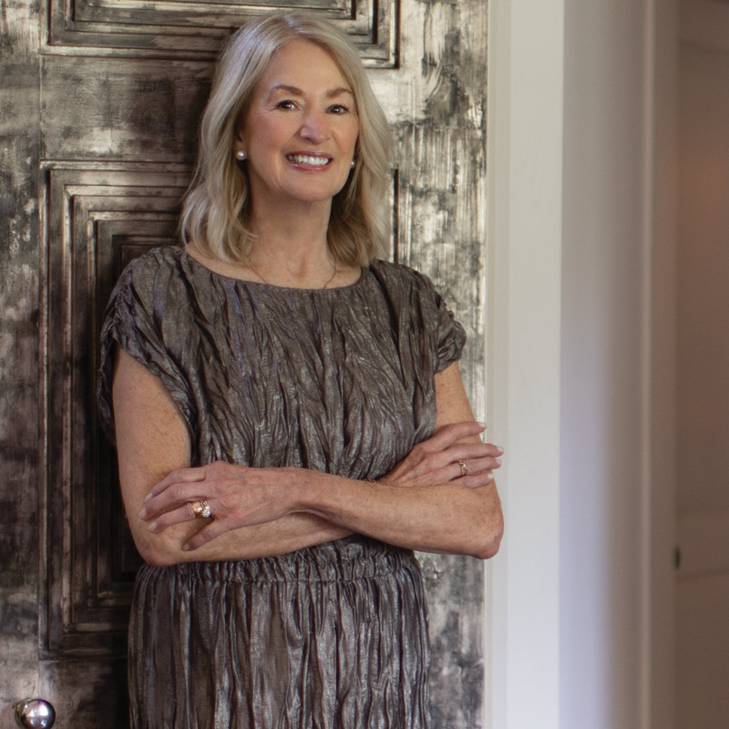 TheNSWeekend's tweet photo. After 17 years with the Lake Forest Preservation Foundation, Marcy Kerr is retiring but not before she shares her thoughts on her time with the organization. https://t.co/wQZQGVLCrE
Words: Ann Marie Scheidler
 📸 Maria Ponce
Styling: Theresa DeMaria
Hair &amp; Makeup: Leanna Ernest https://t.co/cTgnmQm4I4