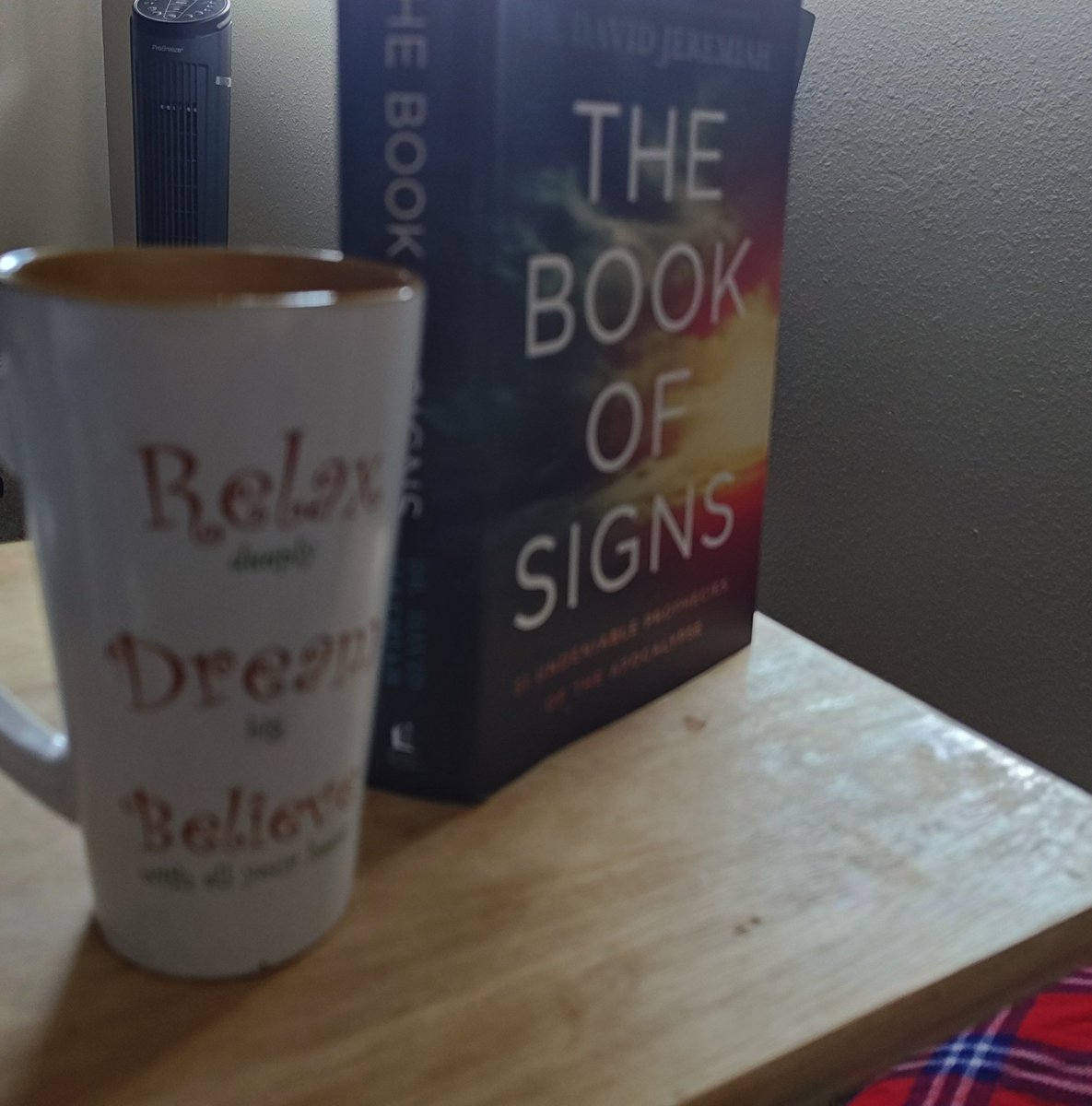 NJWatta's tweet image. Sipping on coffee and reading. @davidjeremiah #apocalyspe #endtimes #davidjeremiah #bookspotlight #readingworld #coffeandbooks #CoffeeTime #coffee #thebookofsigns