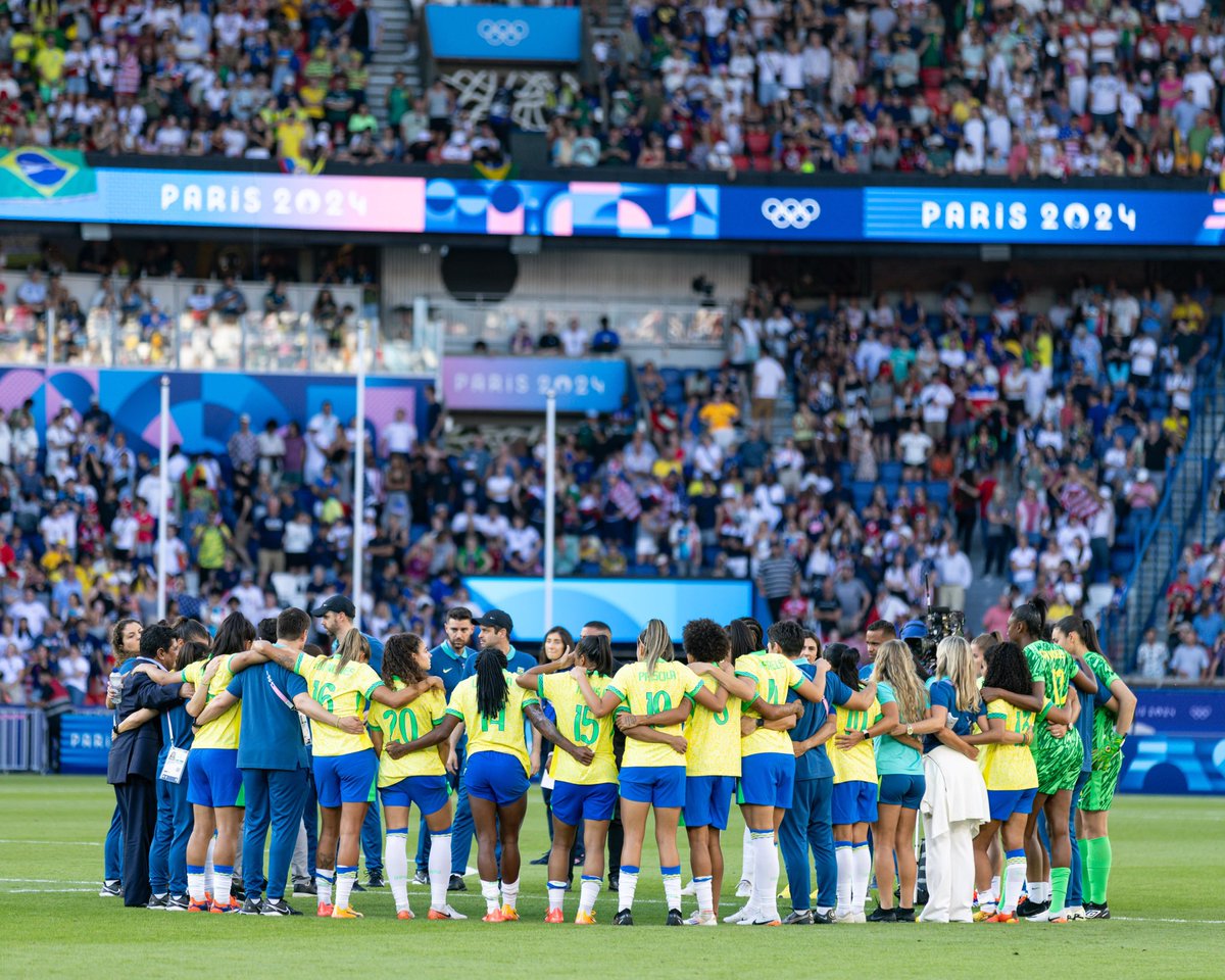 MEDALHISTA OLÍMPICA 🥈
Obrigada Deus por tudo, orgulho de tudo que fizemos até aqui, orgulho desse time ! Realização de um sonho poder disputar uma final olímpica, lutamos até o final ! Orgulho orgulho orgulho 🇧🇷❤️ UNIDADE ATÉ O FIM ❤️