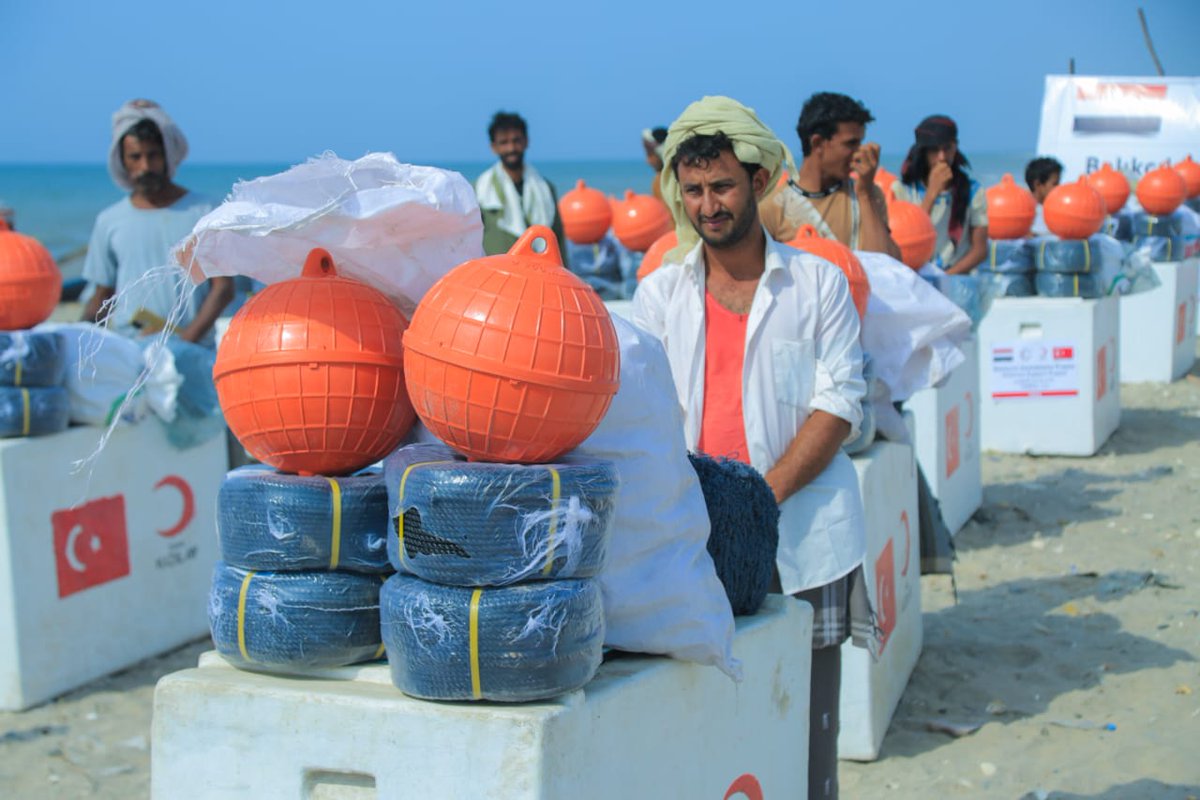 YEMRedCrescent's tweet photo. YRCS is contributing to the living conditions of vulnerable communities. Recently, YRCS has equipped 140 local fishermen in #hadramaut &amp; 50 local fishermen in #Shabwa with fishing gear to strengthen their livelihoods and enable them to boost their income.
Support By @RedCrescent https://t.co/swSaPOBlJZ