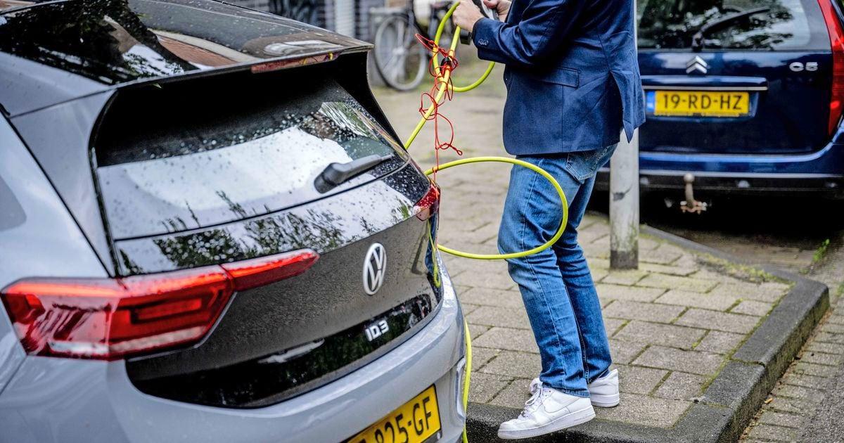 Autofabrikanten die toch nog langer brandstofauto’s bouwen, verhuurbedrijven die het mes zetten in hun aanbod stekkerwagens en toeleveranciers die de voorraadopbouw voor elektrische auto-onderdelen vertragen. Wordt het nog wat met de stekkerbak of stapp... telegraaf.nl/financieel/936…