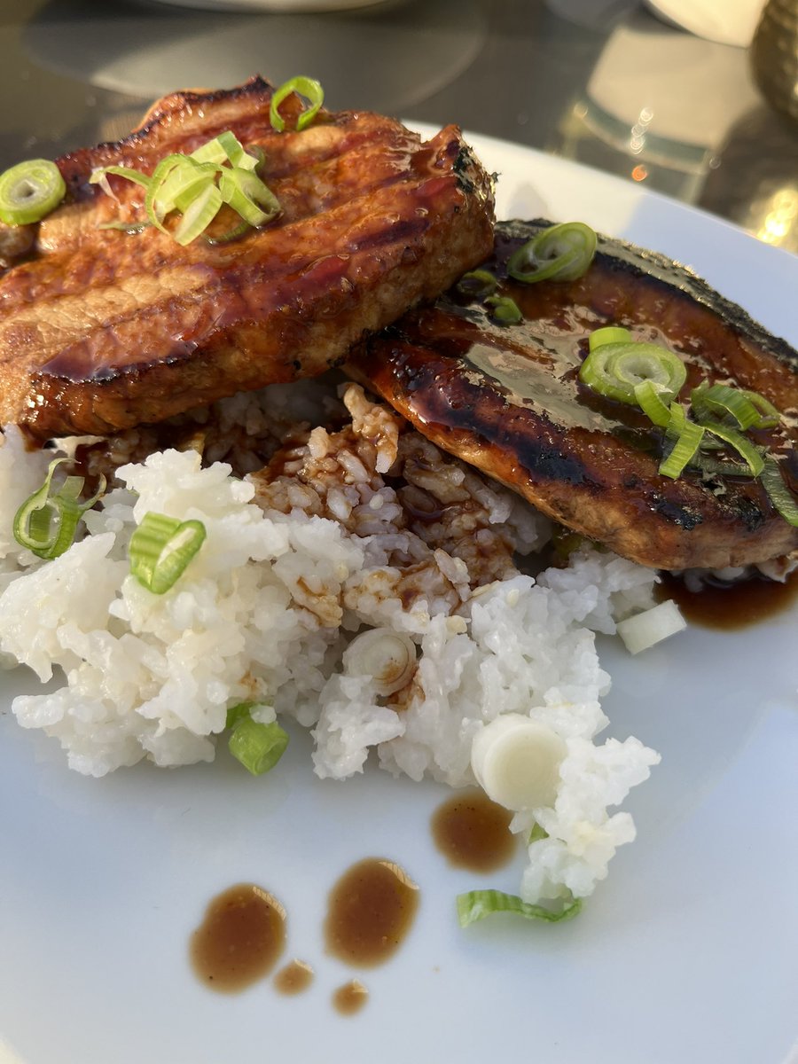 Smoke_N_Motors's tweet image. Glazed Pork chops with sesame and spring onion rice cooked on the Weber kettle tonight. #SpotOn #BBQ #Weber