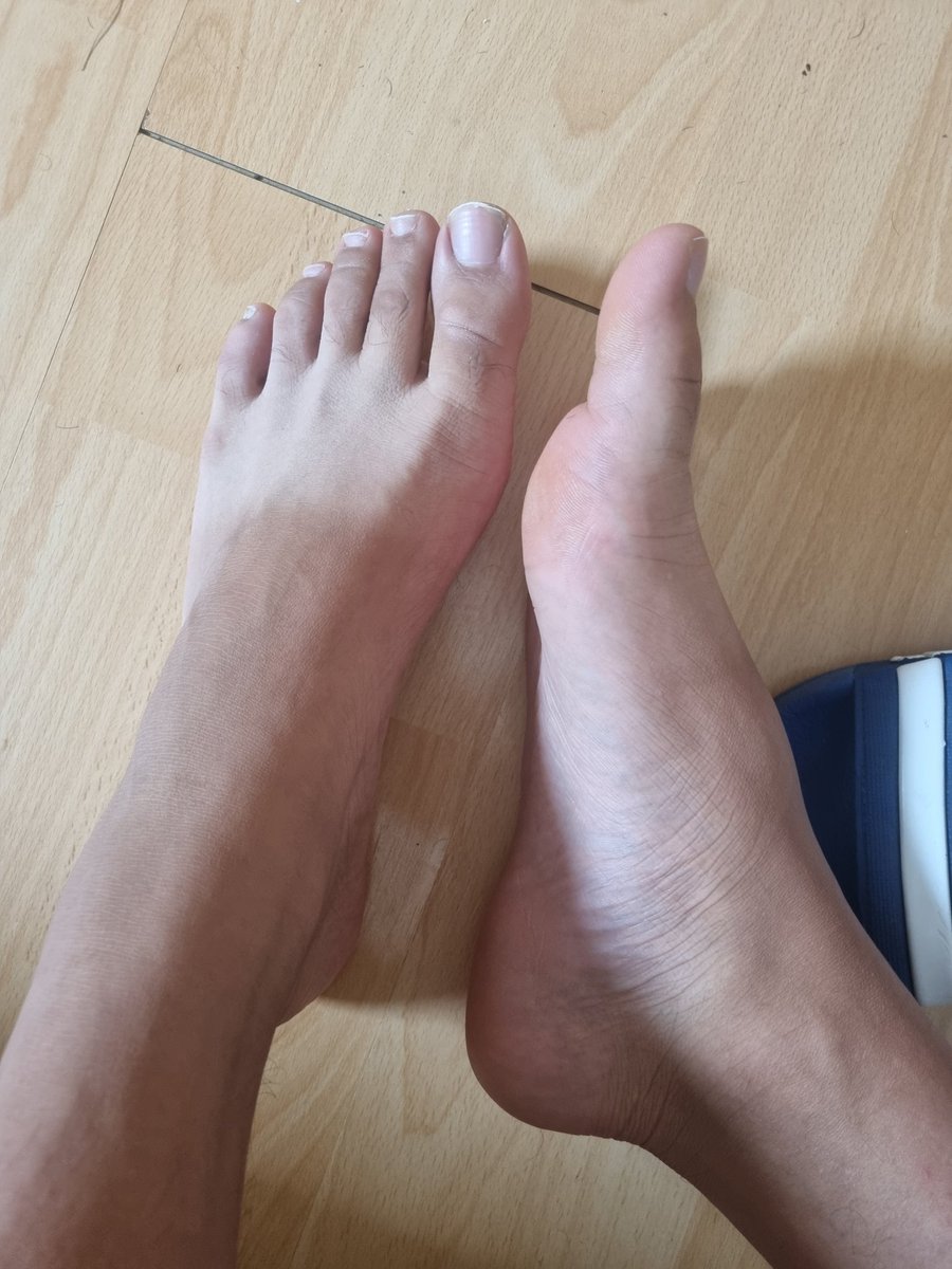 Where the tan starts and ends 😈🦶🏾🇵🇰😜