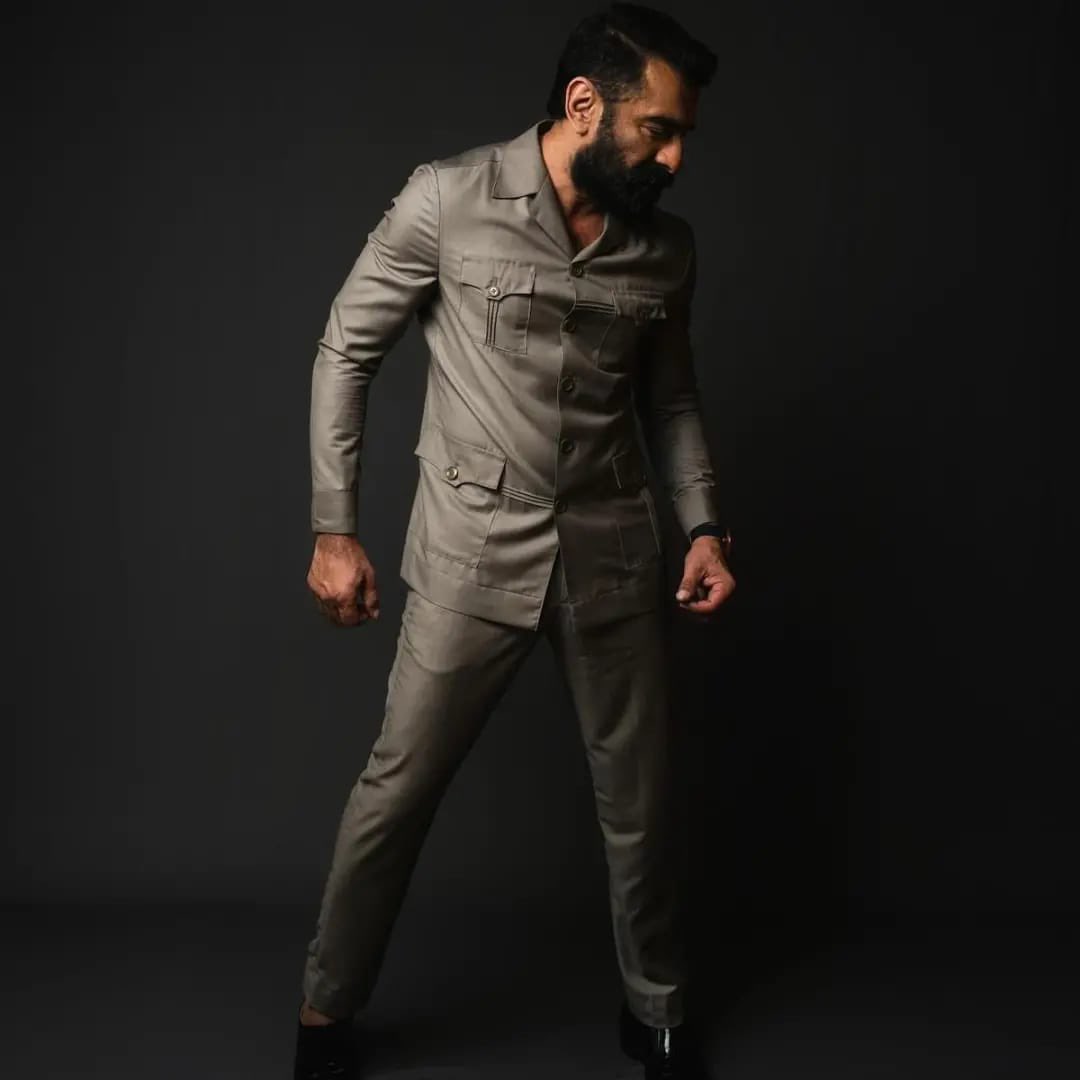 GlitzVision_USA's tweet image. Who else could pull off cool and confident like Eijaz Khan? Take a cue from the master! @KhanEijaz 

 #eijazkhan #eijazkhanactor #handsomeman #ITV #pictureoftheday #instagood #Glitzvisionusa
