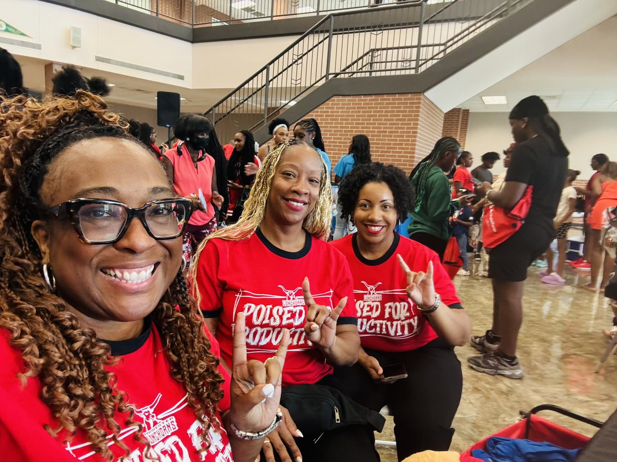 Thank you to all of the families and community members we had the pleasure of greeting during the CHISD Back to School Rally this morning! We are looking forward to a great year of “owning it!” #OwnItPMS