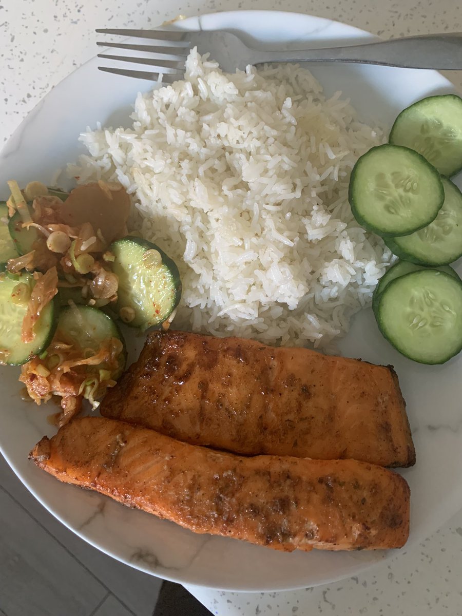 faeqcals's tweet photo. august 10 
i wish i made my food more aesthetic 🥲omad!! everything i was craving before i start a diet :white rice, cucumber, kimchi, salmon 
i ate half and it was soo yum https://t.co/IWasVTzlpo