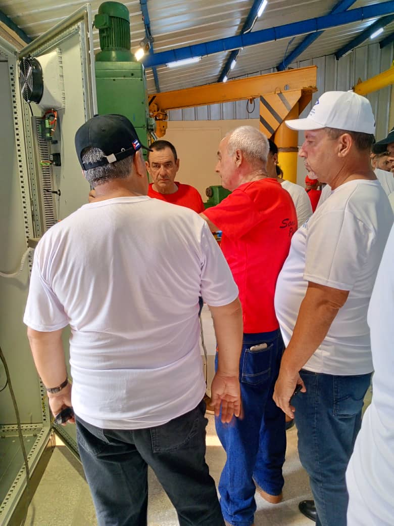 UlisesGuilarte's tweet photo. Como parte de la jornada por el #DíadelTrabajadorHidráulico en #Cuba🇨🇺 visitamos la Emp. Filial #Panelec, productora de pizarras eléctricas para la protección y control de estaciones de bombeo. Ejemplo de reducción de costos y sustitución de importaciones. #PorCubaJuntosCreamos https://t.co/md0YFXY3HX
