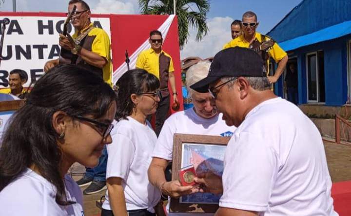 UlisesGuilarte's tweet photo. Como parte de la jornada por el #DíadelTrabajadorHidráulico en #Cuba🇨🇺 visitamos la Emp. Filial #Panelec, productora de pizarras eléctricas para la protección y control de estaciones de bombeo. Ejemplo de reducción de costos y sustitución de importaciones. #PorCubaJuntosCreamos https://t.co/md0YFXY3HX