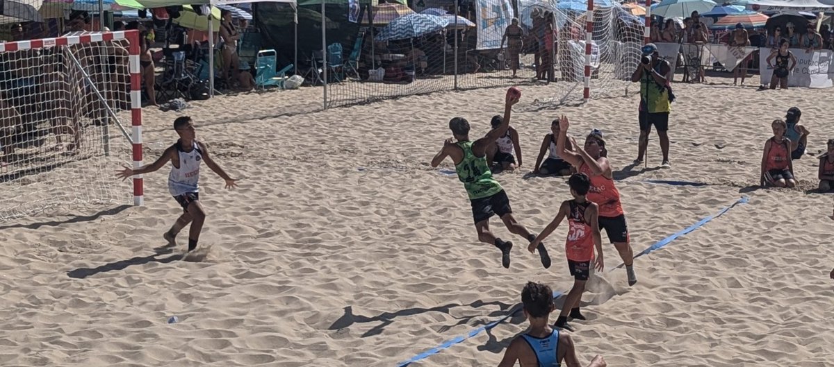 Sebastian090578's tweet image. Menudo espectáculo estamos viviendo en la #FaseFinal del @FabmPlaya en @Cadizayto. 

Unos 140 equipos de toda @DeporteAND se están dando cita para cerrar los 14 torneos que @FAndaluzaBM ha albergado está temporada 2024. 

@diputacioncadiz 
@CadizDeporte 
@FABM_CADIZ