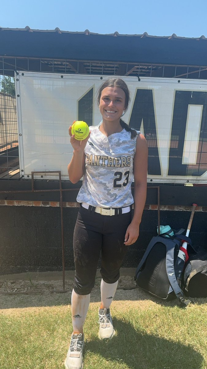 maryalice1820's tweet photo. FIRST BOMB OF THE YEAR!!💣💪#co27 #ca #caforever #believe @coachmatthudson @CoachMeleah @JC_BobcatsSB @MCCEaglesSB @HindsCC_SB @LetsGoICC_SB @EMCC_SBALL @NWSCC_SB @NWFRaiders_SB @NWCCSoftball @SBRRetweets @UWA_Softball @ECCCSoftball @bates2578 https://t.co/p7GKFEB66C
