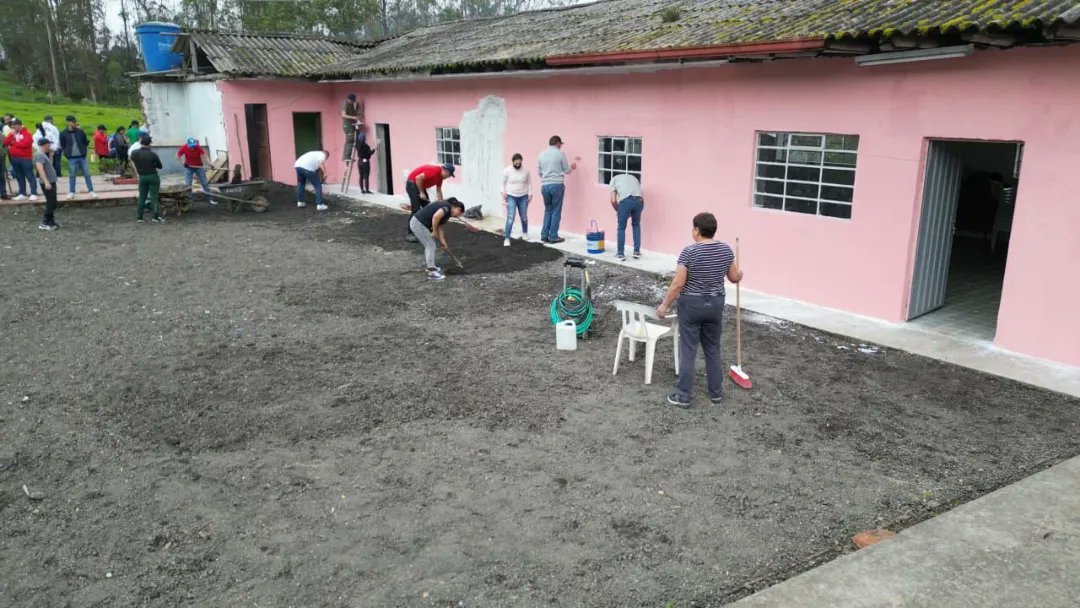 Alcaldia_Soacha's tweet image. ¡Continua la Gira #Comunal ‘Juntas en Acción 2024'! 
El equipo de la Alcaldía llegó al Corregimiento 2, vereda San Francisco y Charquito. En estos espacios se realizó el embellecimiento de las fachadas de la Casa de Gobierno del sector y del salón comunal de San Francisco. +⬇️