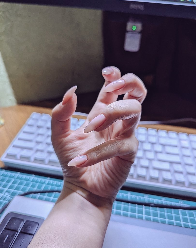 🚫 Did my nails because I like doing my nails
✅ Did my nails, so I can make refs for my lycan OCs